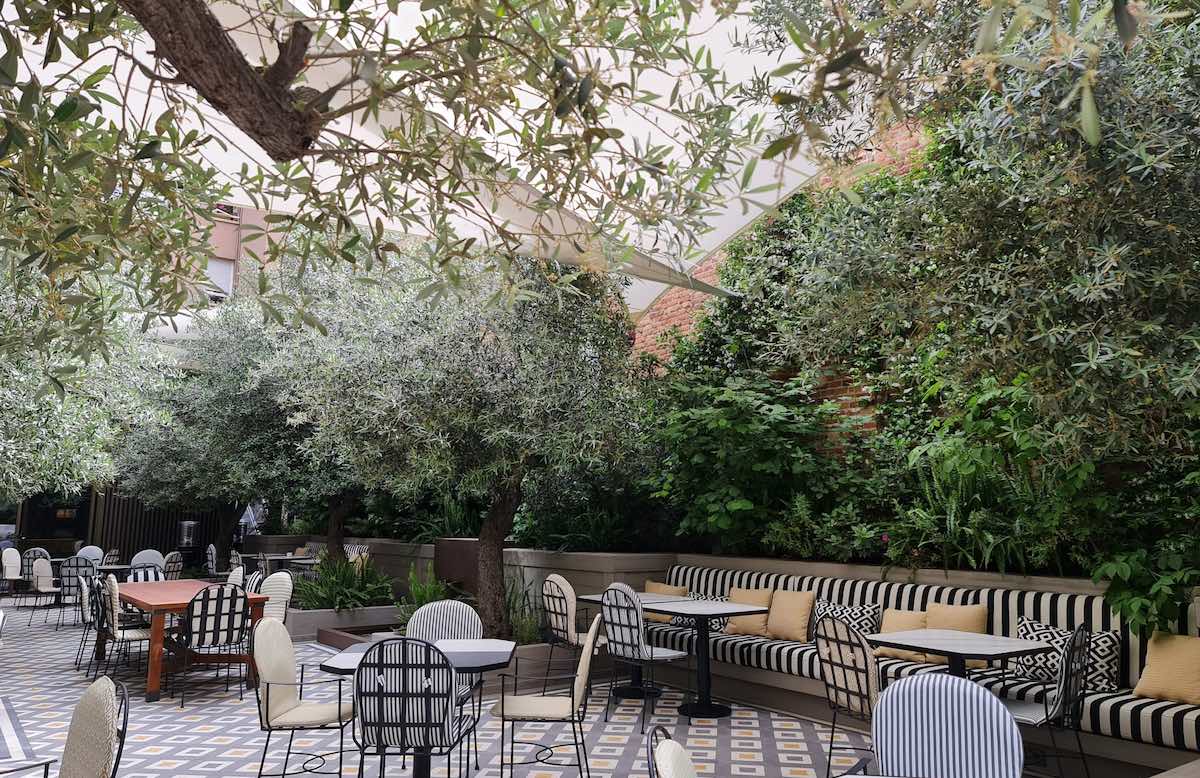 the patio restaurante con jardin