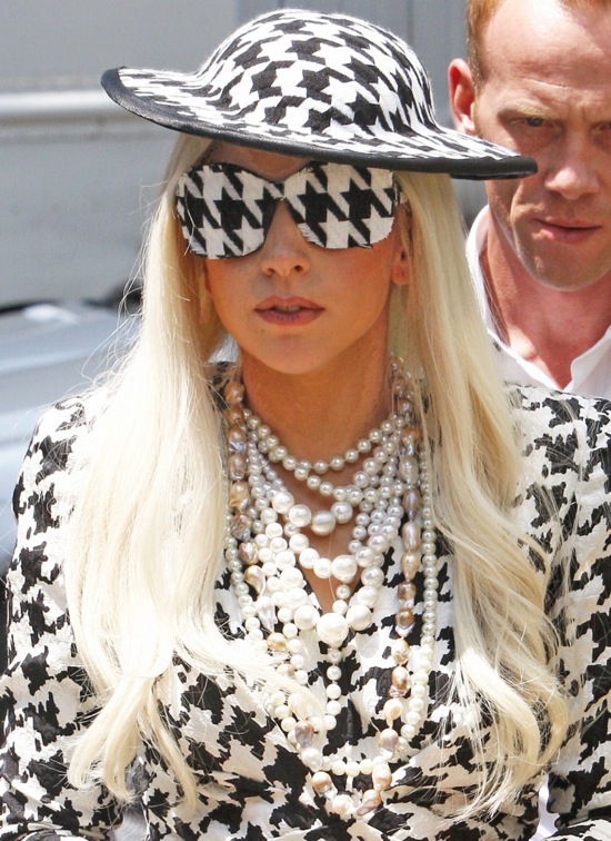 Lady-Gaga-outfit 2011