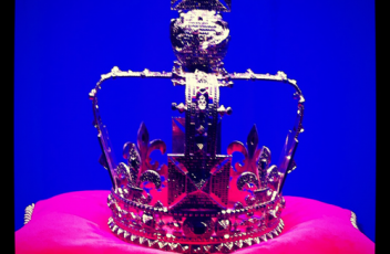 corona reina elizabeth valentino