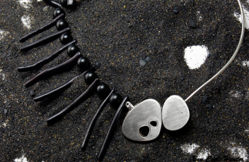 Joyas ‘escuela’ colección privada: Collar ‘Fishbone’ en plata, ónix y coral negro