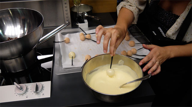 preparación bombón de foie – micuit, chocolate blanco y lima