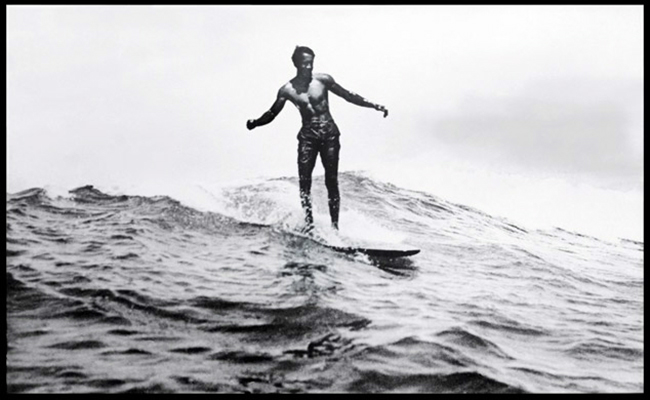 Duke Kahanamoku surfeando