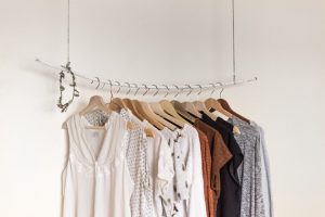 organizar closet perchas