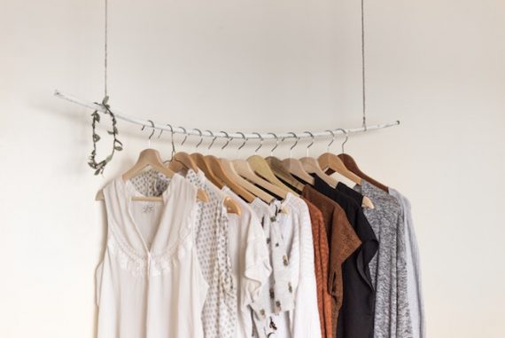 organizar closet perchas