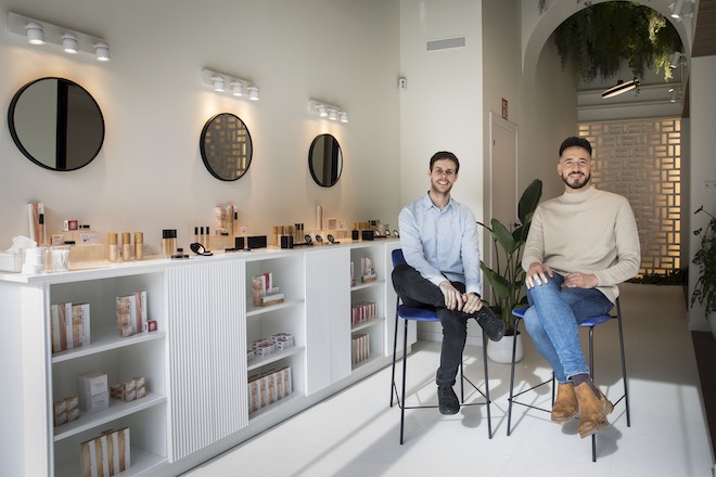 Los fundadores de Saigu Cosmetics en su tienda de Barcelona