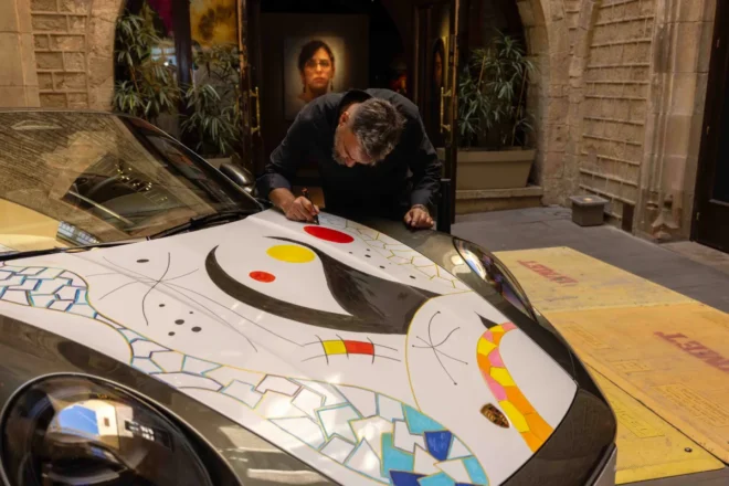 Autoart World Barcelona transforma coches en obras de arte en el Port Vell