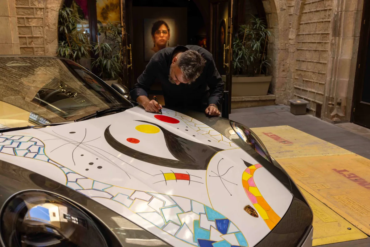 Autoart World Barcelona transforma coches en obras de arte en el Port Vell
