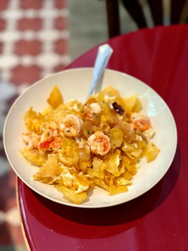 huevos rotos con gambas