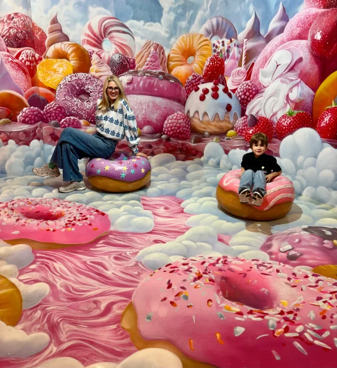 domut gigantes en la sala de los dulces  del Big Fun Museo de Barcelona