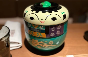 Menú infantil Nomo Kids servido en una caja desmontable con forma de geisha