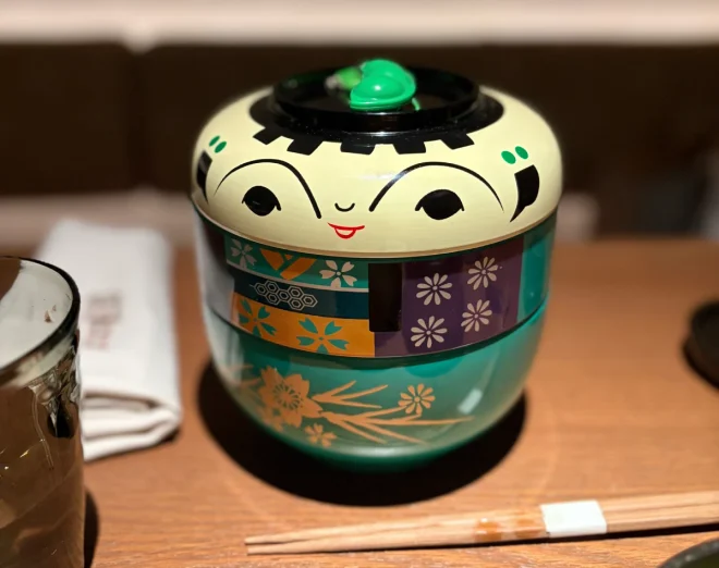 Menú infantil Nomo Kids servido en una caja desmontable con forma de geisha