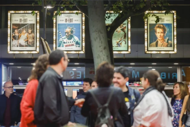 Fachada de los Mooby Aribau Cinemes, sede del festival In-Edit en Barcelona
