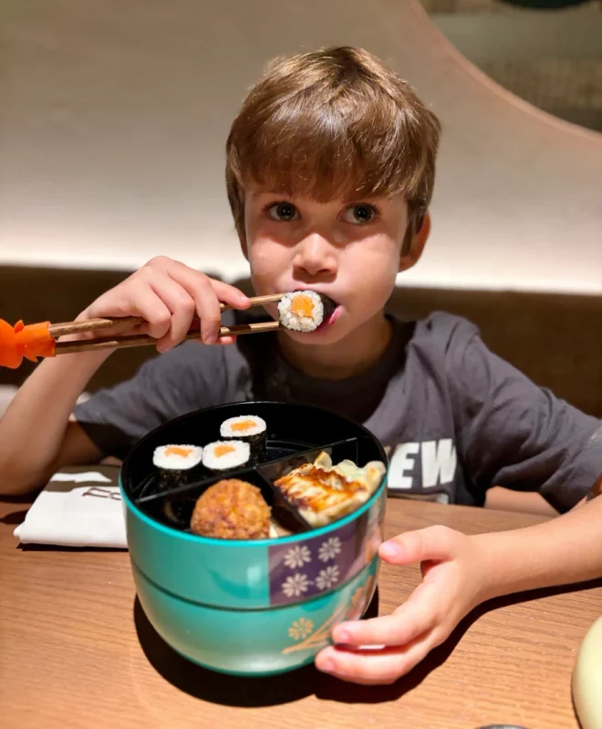 Niño de 6 años probando los palillos por primera vez en Nomo Kids