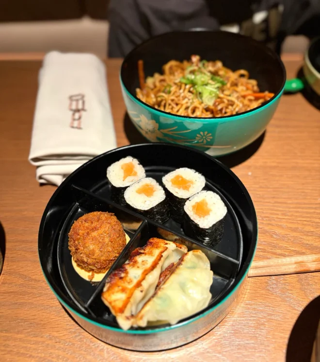 Menú Midori de Nomo Kids con los entrantes arriba y los fideos salteados abajo
