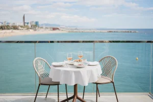 terraza con vista mar del restaurante tribut